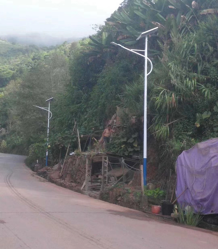 農村道路上的太陽能路燈