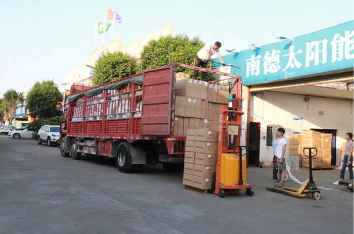 太陽能鋰電池路燈裝車_太陽能路燈廠家_太陽能路燈報價