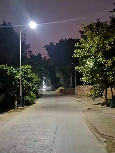 廣東連州雙路段剛裝百盞太陽能路燈照亮，給你暗夜里找尋回家路!