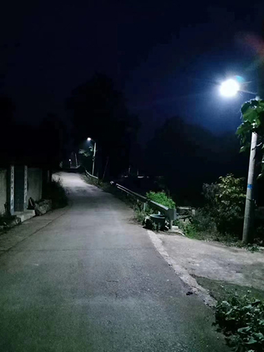 重慶愛心人士捐助太陽(yáng)能led路燈點(diǎn)亮故鄉(xiāng)路